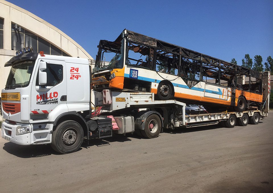 Renault Premium Millo Transport convoyant un autocar