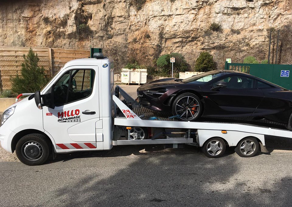 Plateau Master Millo transportant une supercar McLaren